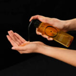 oro-fluido-shampoo-hand-texture-530x530-1.jpg